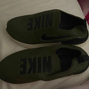 Green Nike tennis shoes 👟